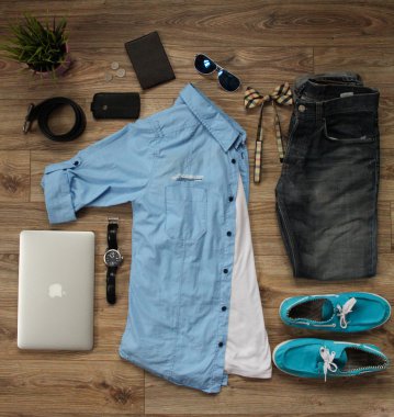 Ahşap arka plan üzerinde set os erkek giyim ve Aksesuar Üstten Görünüm.