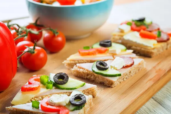 Healthy sandwich with vegetables — Stock Photo, Image