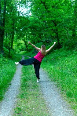 Kadın ormanda zıplıyor, dinleniyor.