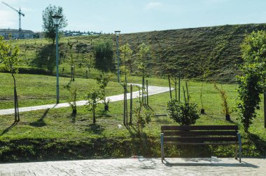 Dağ 'da kiremit ve kaldırım taşı yolu