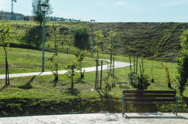 Dağ 'da kiremit ve kaldırım taşı yolu