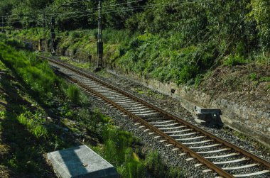 İnsan trafiği olmayan boş bir istasyonda demiryolu rayları