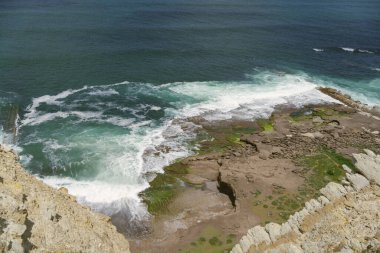 Yazın öğleden sonra mavi denizi görmek için kayalık bir uçurum.