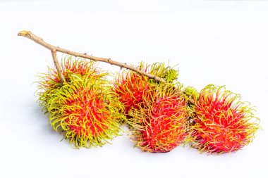 Bir grup taze rambutan olgun, çok tatlı Asya vitamin meyvesi, beyaz arka planda izole edilmiş.
