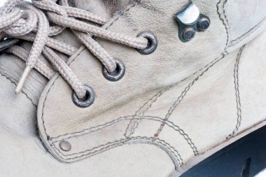 Erkekler için kahverengi deri bot, beyaz arka planda izole edilmiş yakın plan ayakkabı..