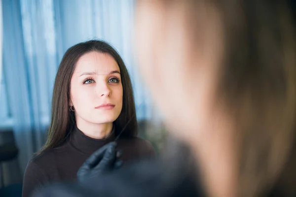 Giovane Bella Donna Con Contorno Sulla Fronte Sopracciglia Testa Sfocata — Foto Stock