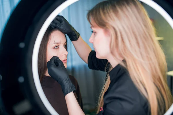 Makeup Artist Tiene Sottile Filo Colorare Contro Volto Cliente Segnando — Foto Stock