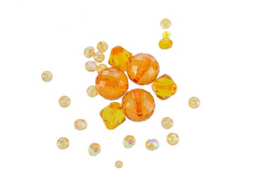 Beyaz arka planda izole edilmiş turuncu ve sarı boncuk deseni. Yaratıcı hobi ve el yapımı şeyler için parlak boncuklar.. 