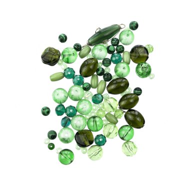 Beyaz arka planda izole edilmiş yeşil boncuk ve misket desenleri. Sanat ve zanaat için farklı türde parlak ve renkli boncuklar..