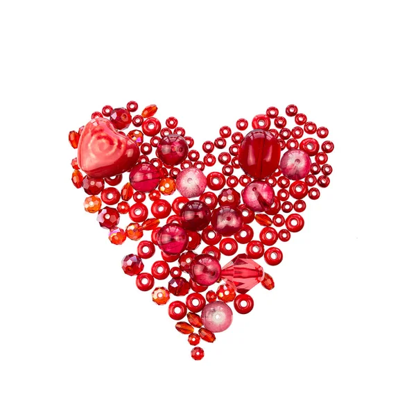 Układ Czerwonych Koralików Kulki Izolowane Białym Tle Kształcie Serca Miłość — Zdjęcie stockowe