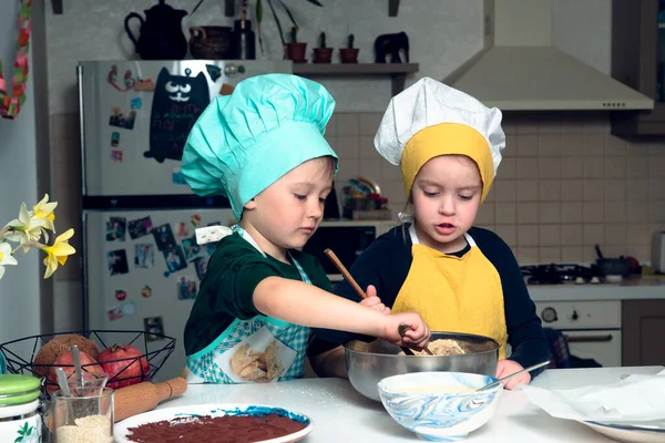 Bambini Bei Cappelli Cucina Grembiuli Una Cucina Accogliente Stanno Mescolando — Foto Stock