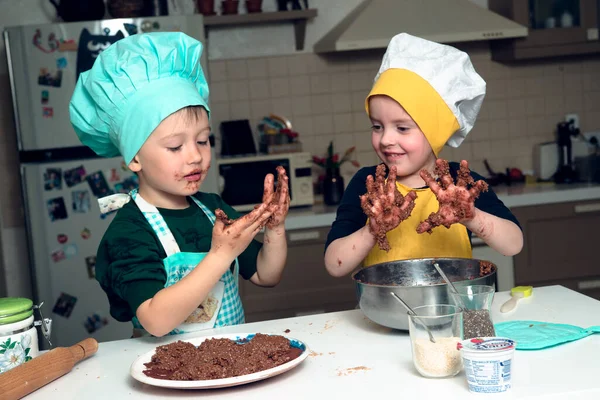 Menino Menina Mesa Estão Fazendo Doces Com Mãos Cobertas Com — Fotografia de Stock