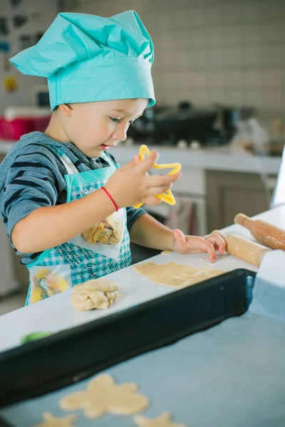 Chico Disfrazado Cocinero Está Haciendo Galletas Casa Sostiene Enorme Cortador — Foto de Stock