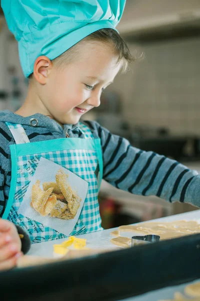 Chico Gracioso Con Disfraz Cocinero Está Haciendo Galletas Casa Lleva — Foto de Stock