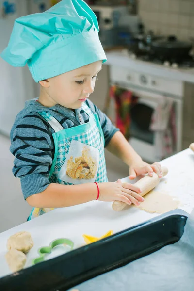 Lindo Chico Disfraz Cocinero Despliega Pastelería Con Vista Cocina Fondo — Foto de Stock