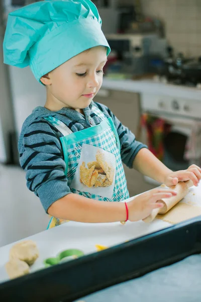 Lindo Chico Disfraz Cocinero Despliega Pastelería Con Vista Cocina Fondo — Foto de Stock