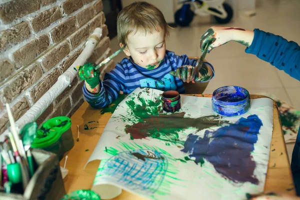 Niño Está Pintando Con Mano Cepillándose Casa Mesa Con Otra —  Fotos de Stock