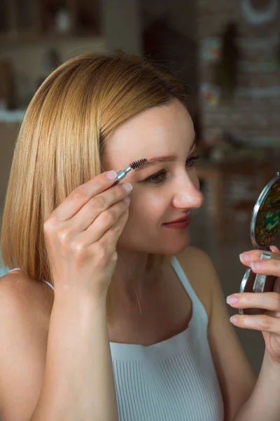 Una Giovane Donna Caucasica Sta Spazzolando Sopracciglio Con Bacchetta Del — Foto Stock