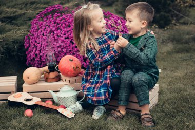 Kızlı erkekli romantik bir sahne. Bir çocuk ona çiçek sunar..