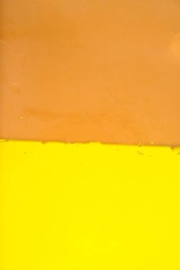 Turuncu ve sarıdan çok renkli bir zemin. Damlaları ve suları var. Soyut parlak ve renkli arkaplan.