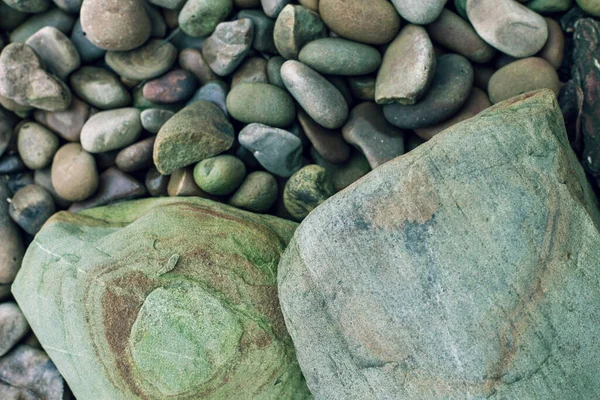 Manchas Naturales Líneas Dos Grandes Piedras Río Shaggy Con Guijarros — Foto de Stock