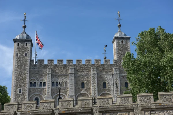 Лондонский Тауэр, с Union jack — стоковое фото