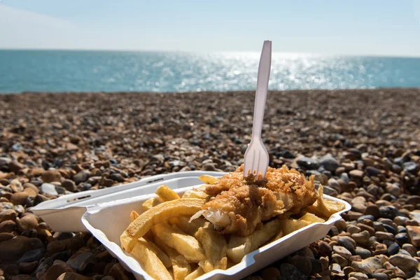 Pesce e patatine fritte al mare — Foto Stock