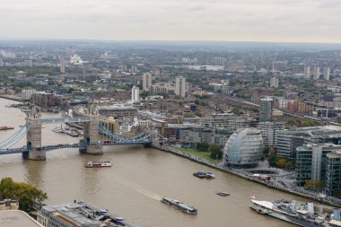Londra'nın Tower Bridge doğru kuşlar göster