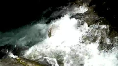 Dağlardaki engebeli sular, kayaların üzerinden akan sular, orman, doğa, dağlar, şelale, arka plan