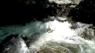 Dağlardaki engebeli sular, kayaların üzerinden akan sular, orman, doğa, dağlar, şelale, arka plan