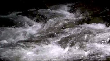 Dağlardaki engebeli sular, kayaların üzerinden akan sular, orman, doğa, dağlar, şelale, arka plan