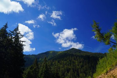 bulutlarda yanar, gökyüzü, manzara, dağ, doğa, bulutlar, bulut, mavi, dağlar, seyahat, manzara, yaz, bulut, bulutlu, yeşil, çimen, İskoçya, beyaz, panorama, gün, açık hava, çöl, vadi, göl, manzara,