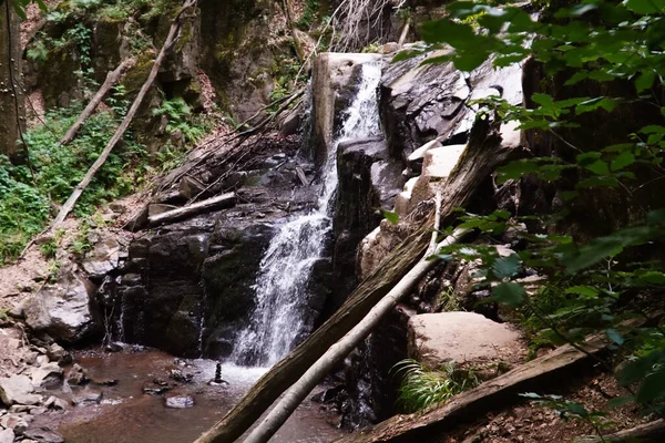 Cachoeira Floresta Floresta Intocada Rocha Com Uma Cachoeira Pedras Rochas — Fotografia de Stock