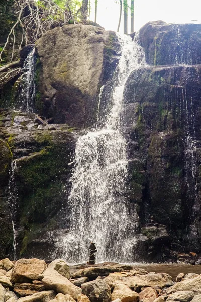 Водоспад Лісі Незайманий Ліс Скелі Водоспадом Камені Скелі Ліс Фон — стокове фото