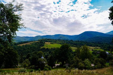 Bulutlarda gökyüzü, beyaz bulutlar, mavi gökyüzü öğle vakti gökyüzü, dağların üzerindeki bulutlar, bulutlar doğa, arka plan, hava, yaz, dağlar