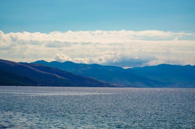 Akşamları denizin üzerindeki kayalık dağlar, Adriyatik denizi. 