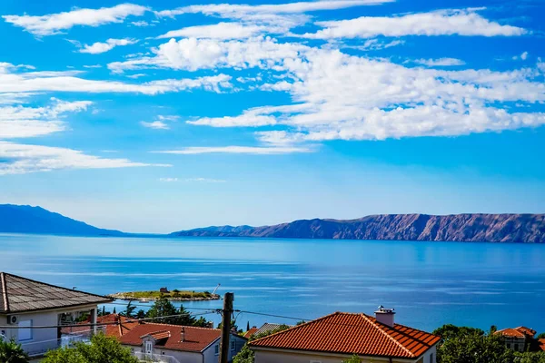 Balkondan deniz manzarası, dağlı deniz manzarası ve güzel bulutlar, Adriyatik Denizi. 