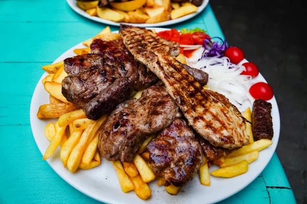 Kızartmalı ızgara et, et pirzolası Hırvat yemeği, tabakta iştah açıcı yemekler.