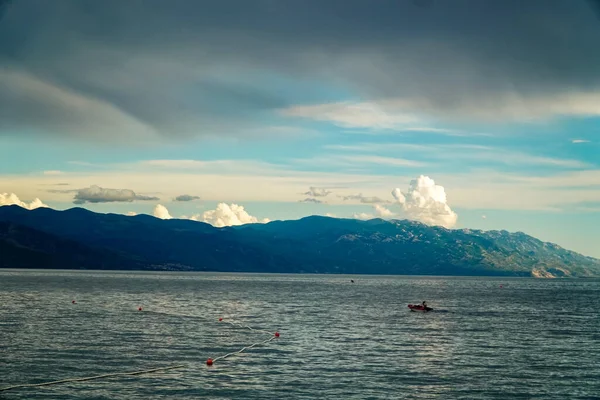 Barco Navegando Hacia Mar Después Lluvia Cielo Azul Con Nubes — Foto de Stock