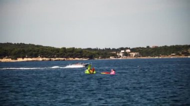 Şehrin arka planında katamaran, denizde tatilciler, mavi su, denizde aktif eğlence, Adriyatik Denizi