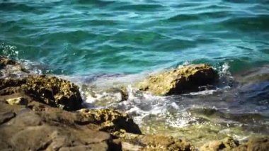 Dalgalanan su, kıyıları yıkayan dalgalar, Adriyatik Denizi