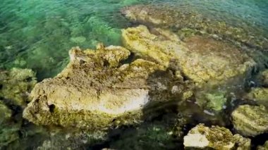 Sakin deniz, dalgalı su, kıyıları yıkayan dalgalar, açık deniz suyu Adriyatik Denizi