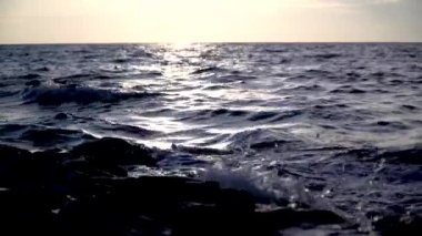 Dalgalar kayalara çarpıyor, akşam sörfü, deniz kabarması, Adriyatik Denizi