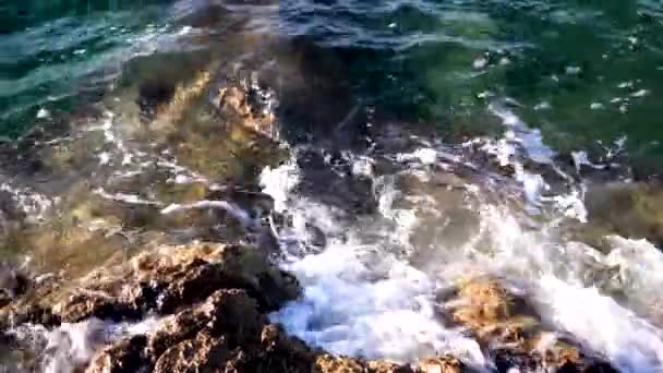 Falująca Woda Fale Myjące Brzeg Czysta Woda Morska Adriatyk — Wideo stockowe