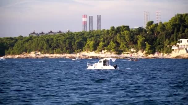 Barco Que Navega Mar Agua Azul Vacaciones Mar Costa Mar — Vídeo de stock