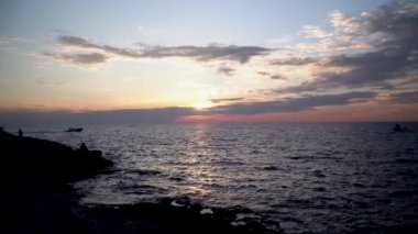 İnanılmaz deniz batımı, geçen tekne, doğa manzarası, Adriyatik Denizi