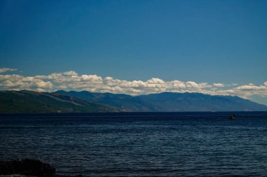 Dağ kıyıları, dağların üzerindeki bulutlar, akşam denizi, Adriyatik Denizi 