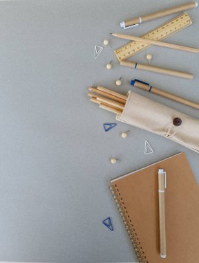 Okul denekleri gri arka planda sergileniyor. Ofis için çevre dostu eşyalar..