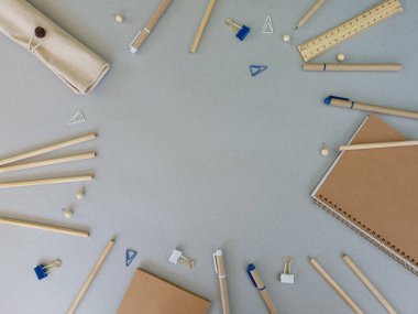 Okul denekleri gri arka planda sergileniyor. Ofis için çevre dostu eşyalar..