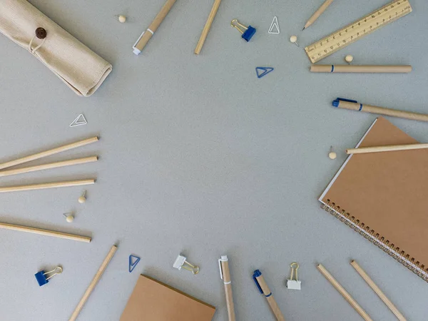 Okul denekleri gri arka planda sergileniyor. Ofis için çevre dostu eşyalar..